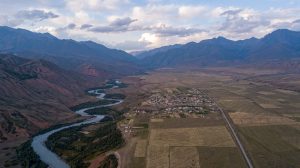 Eki-Naryn village and its river valley
