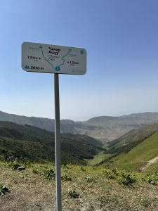 Указатель перевала Чичар и вид в Аламединскую долину
