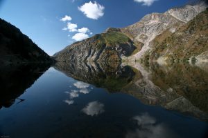 Озеро Кара-Суу к югу от Токтогульского водохранилища