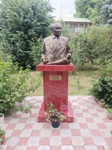 Mukhtar Auezov bust in the house museum grounds, Cholpon-Ata