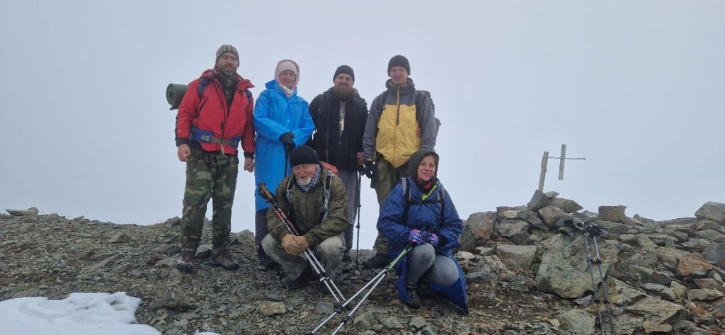 Hikers on Beshalchalutash Peak