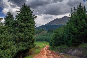 Иллюстрация местности к статье; снимок не показывает все упомянутые районы — File:Район Джеты-Огуз, дорога.jpg