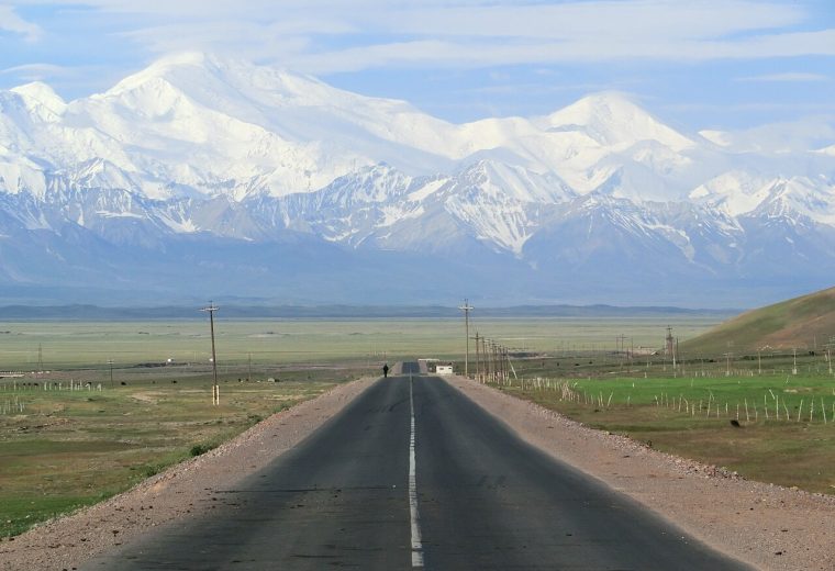 The Pamirs with Lenin Peak from Sary-Tash.jpg