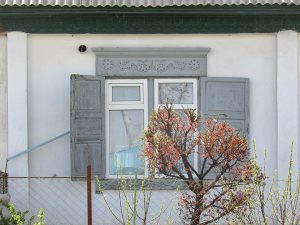 Иллюстрация местности к статье; снимок не показывает все упомянутые районы — File:Каракол, Гагарина 4, окно.jpg