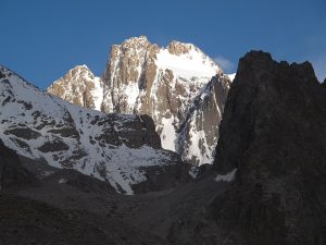 Массив Корона в Ала-Арче — альпинистский объект, вид от хижины Рацека.