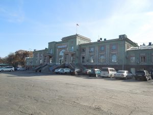 Bischkek II Bahnhof, Nov. 2013.jpg