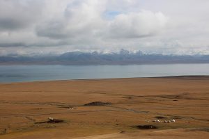 Иллюстрация местности к статье; снимок не показывает все упомянутые районы — File:Song-Kul 2015 01.jpg