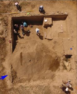 Раскоп на памятнике Айгыржал-2 в Нарынском кампусе, 2016 год