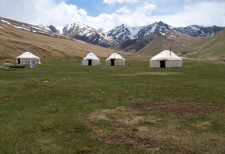 Tash-Rabat Yurt Camp - panoramio.jpg