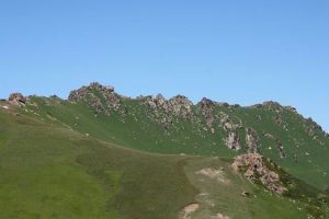Скальный гребень Иссык-Кульских Гребешков