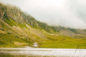Озеро Кок-Мойнок в горной системе Туюка и Иссык-Аты.