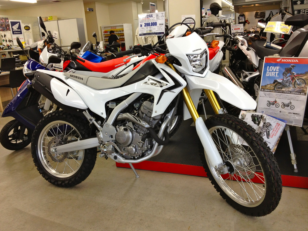 Illustration of a Honda CRF250L dual-sport motorcycle