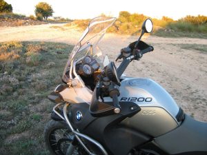 BMW R1200GS Adventure на грунтовой дороге — иллюстрация типа мотоцикла, а не снимок кыргызстанского маршрута.