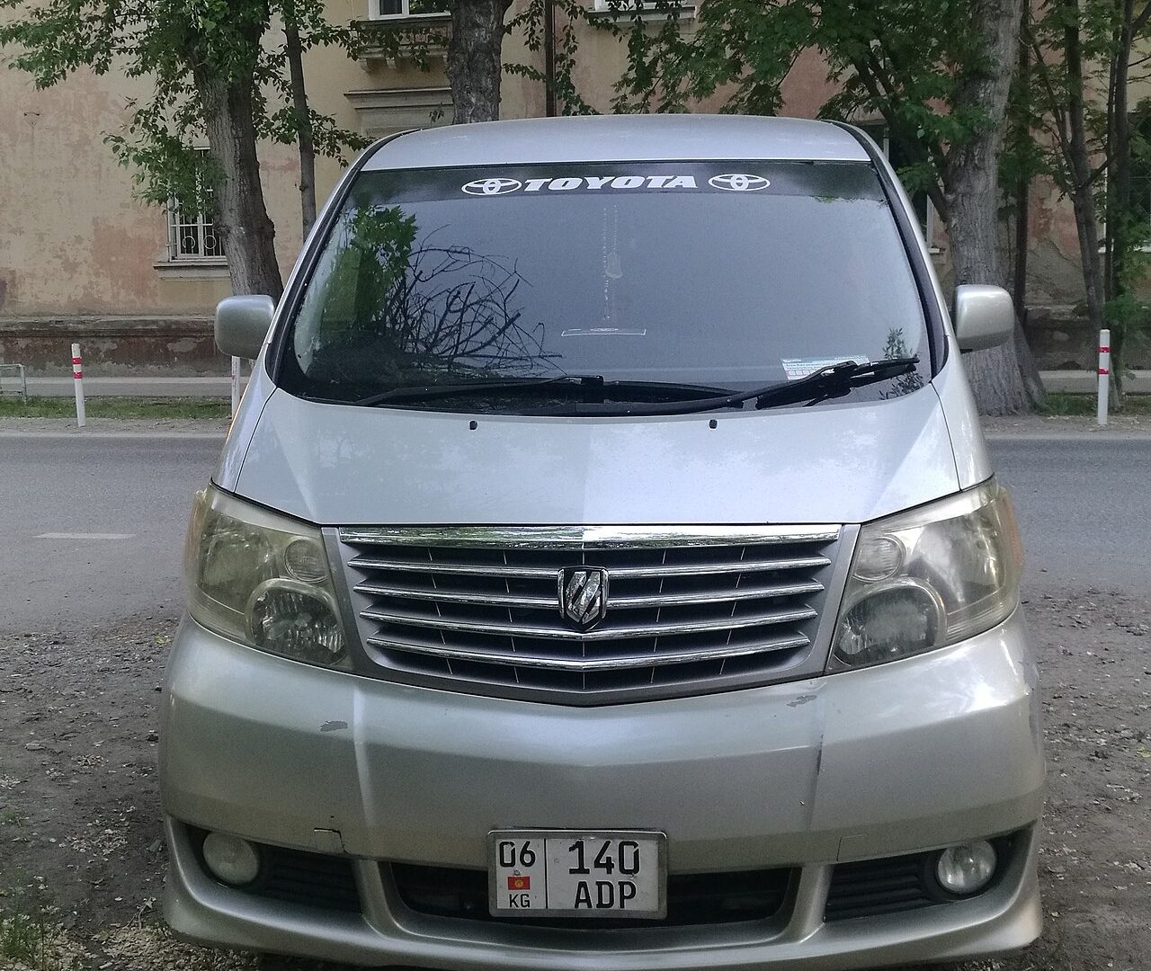 Aŭto Toyota Alphard (AH10) kun numerplato de Kirgizio 02.jpg