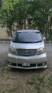 Toyota Alphard с кыргызстанским номером — иллюстрация автомобиля к руководству по поездкам.
